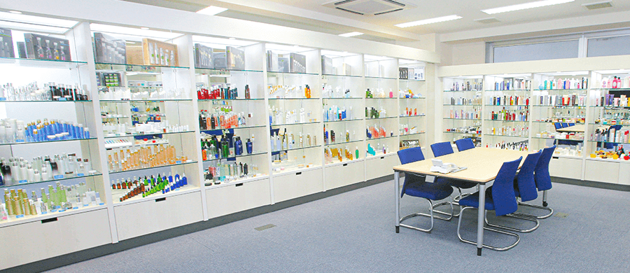 Samples of containers being displayed in the showroom of the Nagoya Sales Office